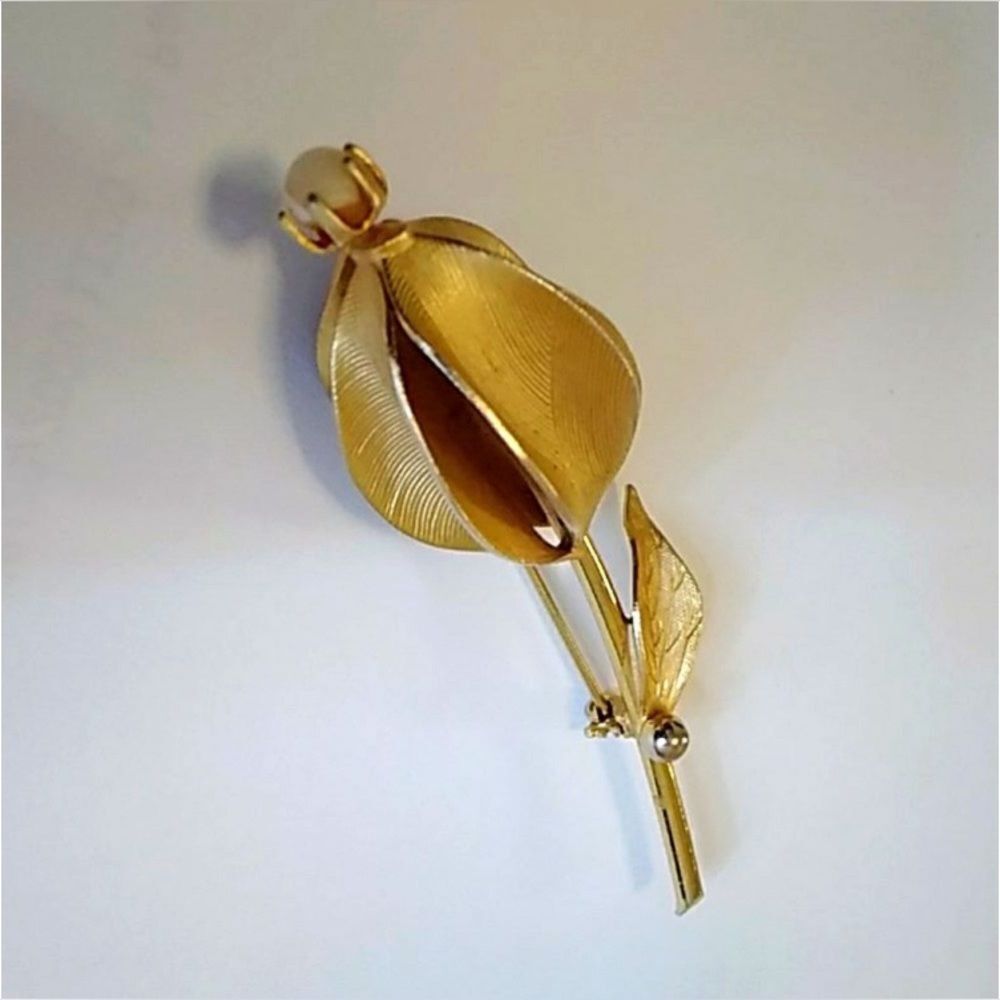 Elegant Gold Tone Floral Brooch with Rhinestone Pearl